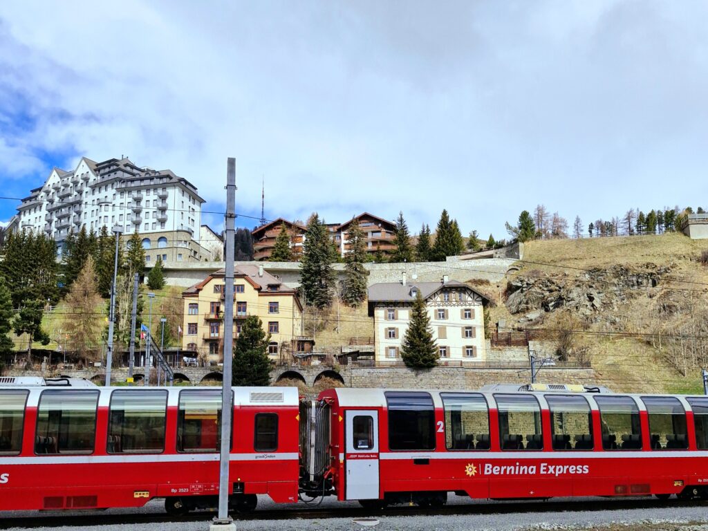 ESTAÇÃO DE ESQUI DIAVOLEZZA – Bernina Trem Vermelho de Tirano para Suíça