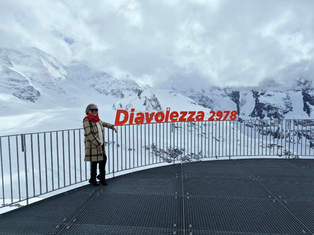 ESTAÇÃO DE ESQUI DIAVOLEZZA – Bernina Trem Vermelho de Tirano para Suíça