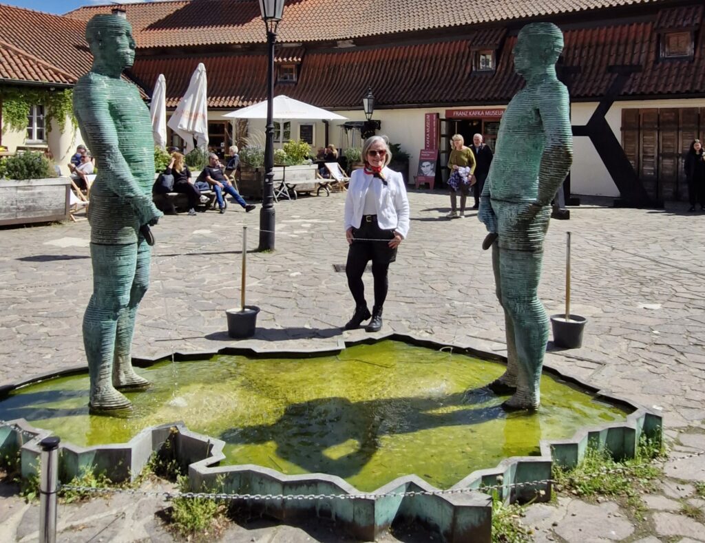 Escultura dois homens mecânicos girando e urinando no mapa da República Tcheca – Praga/República Tcheca