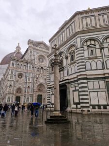 Piazza del Duomo e a Catedral de Santa Maria del Fiore – Florença/Itália