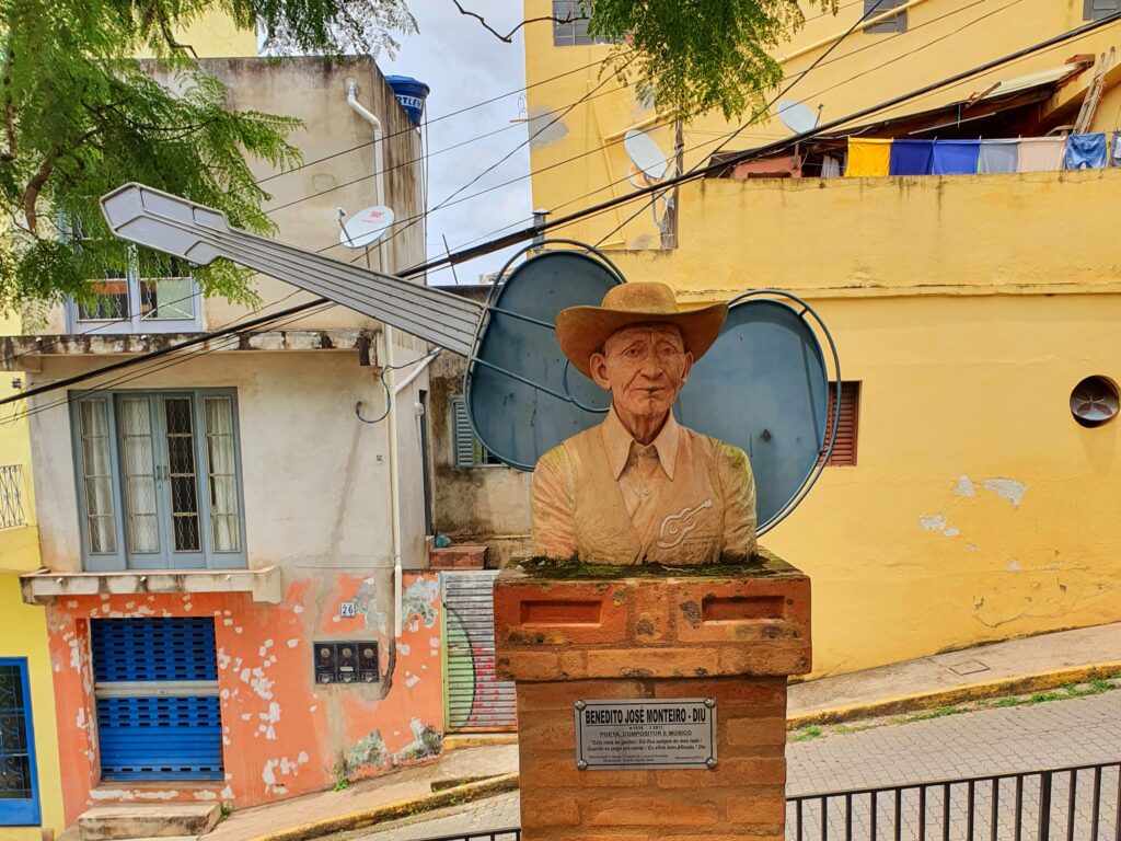 Estátua do poeta Benedito José Monteiro - Cunha/SP