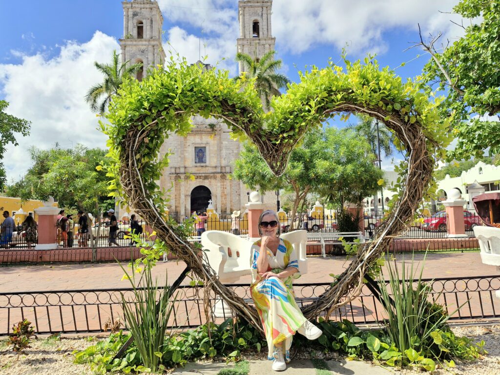 Plaza Grande (ou Praça da Independência) - Mérida. tendo ao fundo a Catedral de San Ildefonso - México