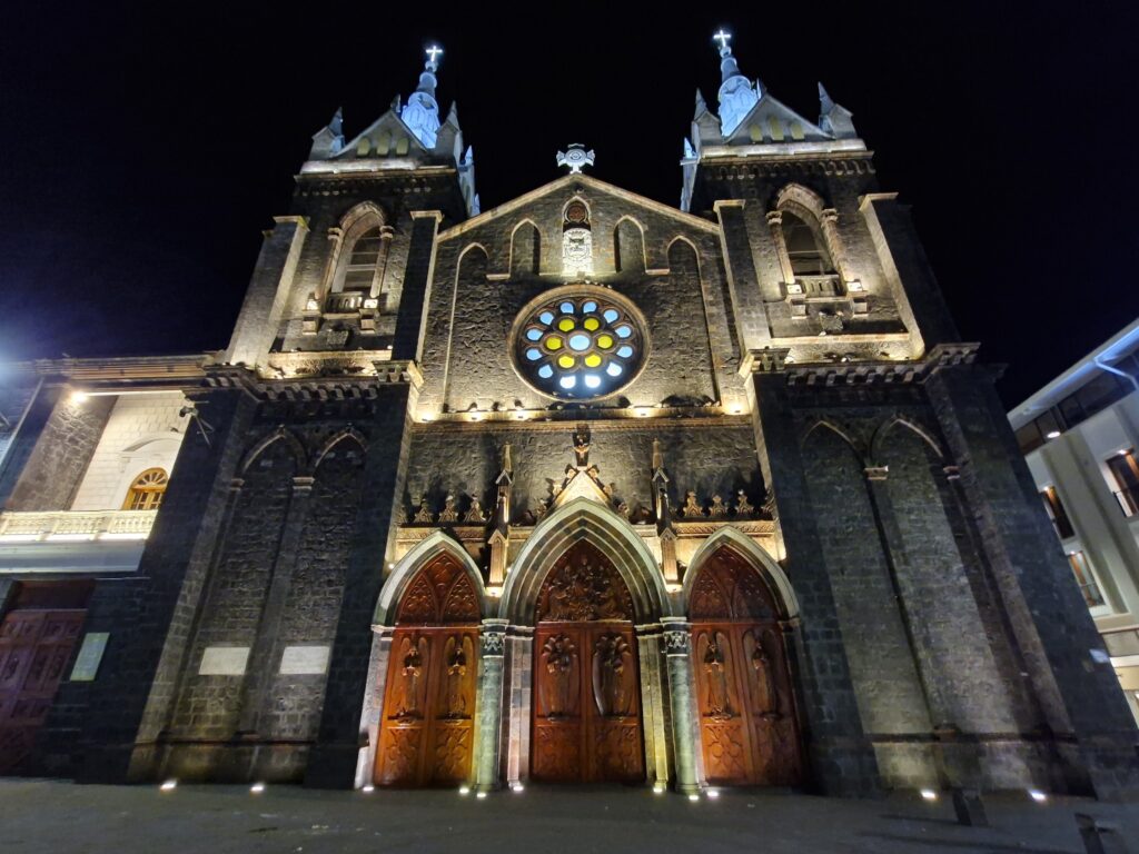 Basílica de Nossa Senhora da Água Santa – Baños Equador/EC