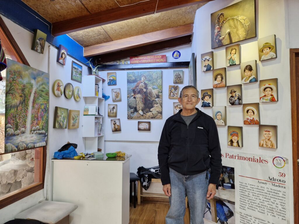 Adolfo Adrovo Ochoa no CEMUART: La Casa del Artesano – Cuenca – Equador/EC